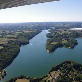 vue du lac de st eteinne cantales au sud ouest du cantal en auvergne calme et detente