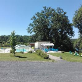 VUE DE LA PISCINE ET BUVETTE