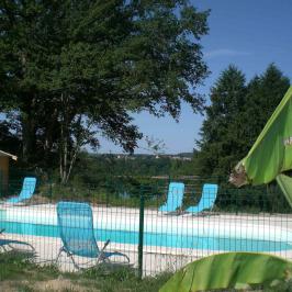 la piscine du camping du domaine du lac 10m x5m petite mais pouvant etre couverte 