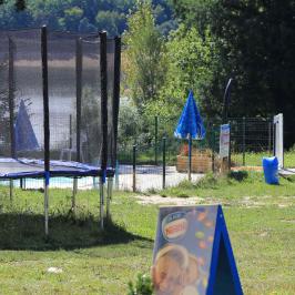 le camping domaine du lac  aire de jeux trampoline, boulodrome, tennis de table, billard 