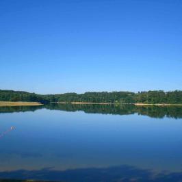 vue du lac de st etienne cantales du camping du domaine du lac accés directe au lac