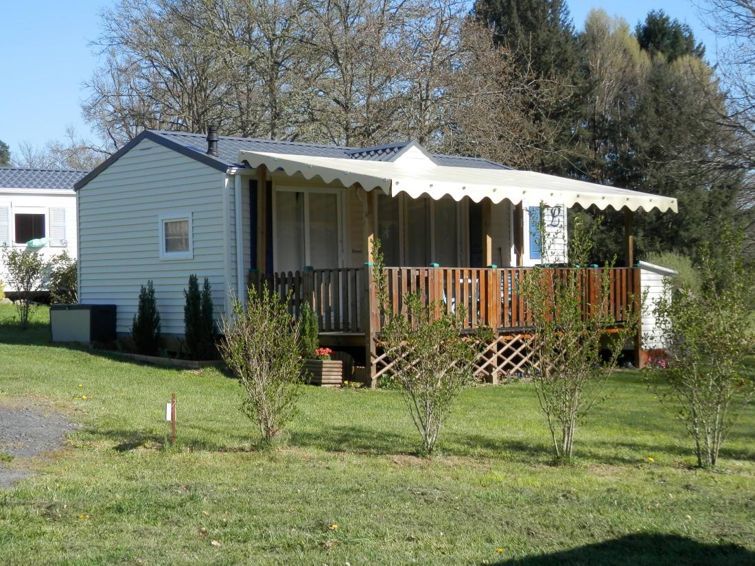 location de mobil home au bord du lac de st etienne cantales dans le cantal en auvergne