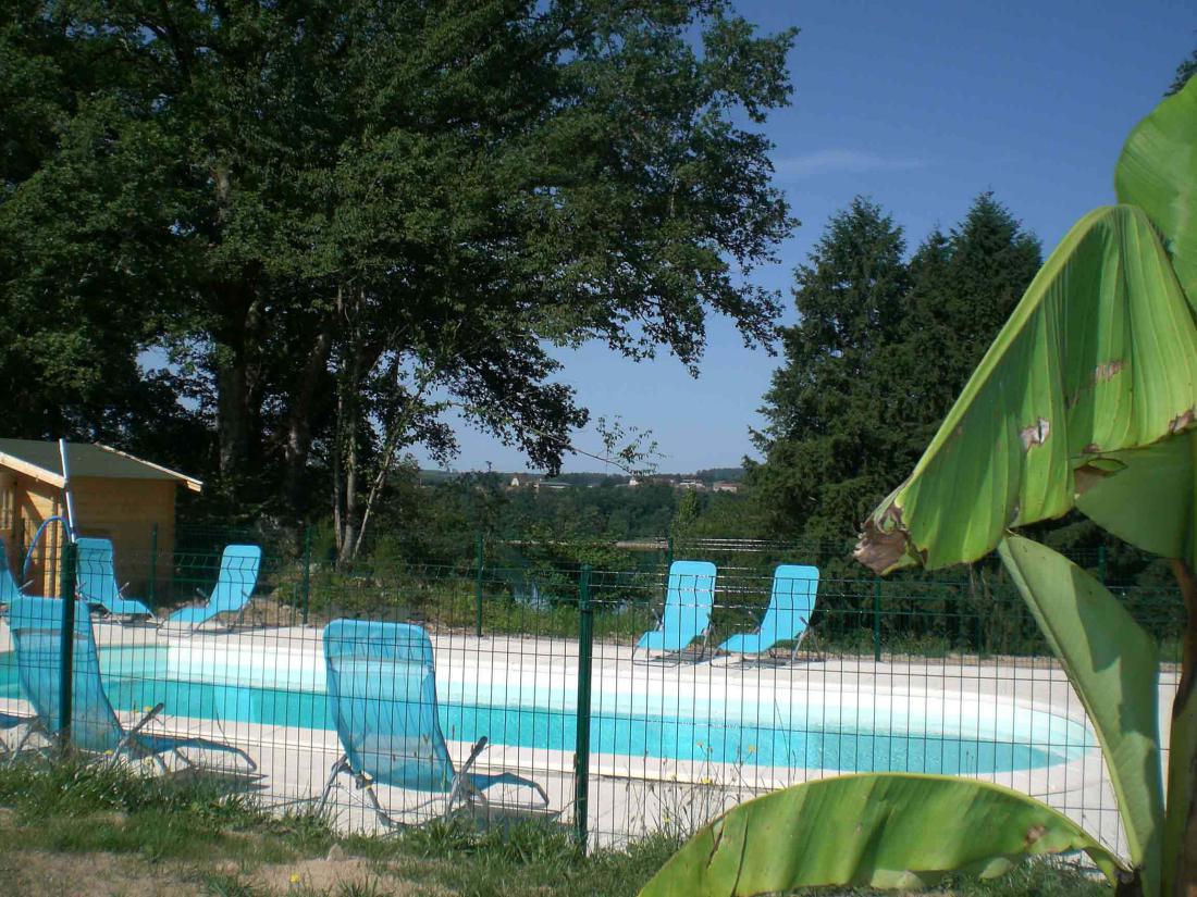 la piscine du camping du domaine du lac 10m x5m petite mais pouvant etre couverte 