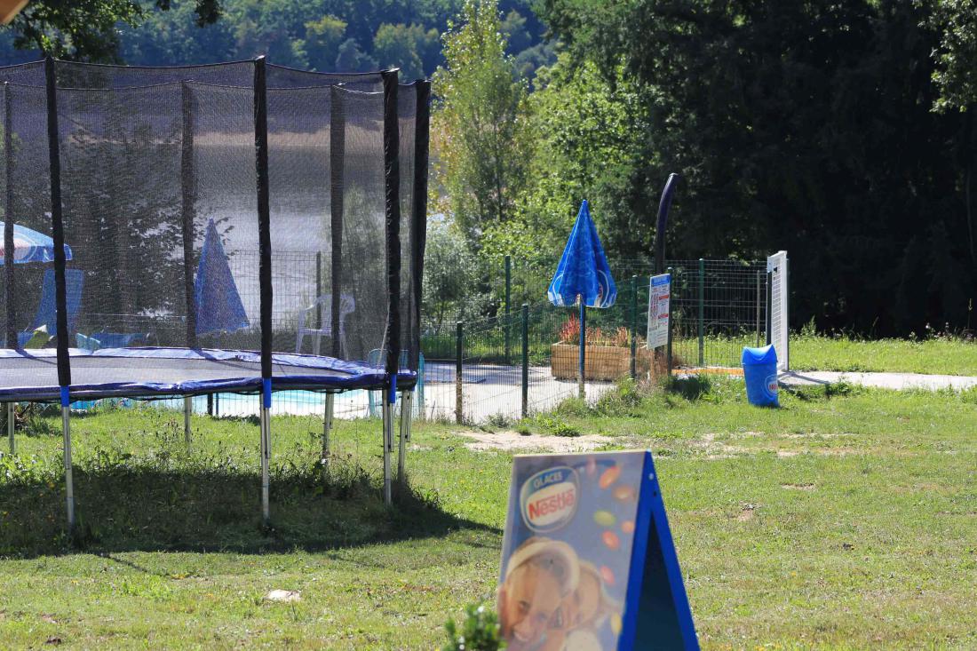 le camping domaine du lac  aire de jeux trampoline, boulodrome, tennis de table, billard 
